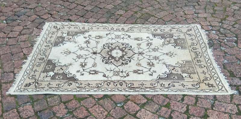 VINTAGE BEAUTIFUL WHITE HAND KNOTTED PERSIAN CARPET 1170MM X 1840MM