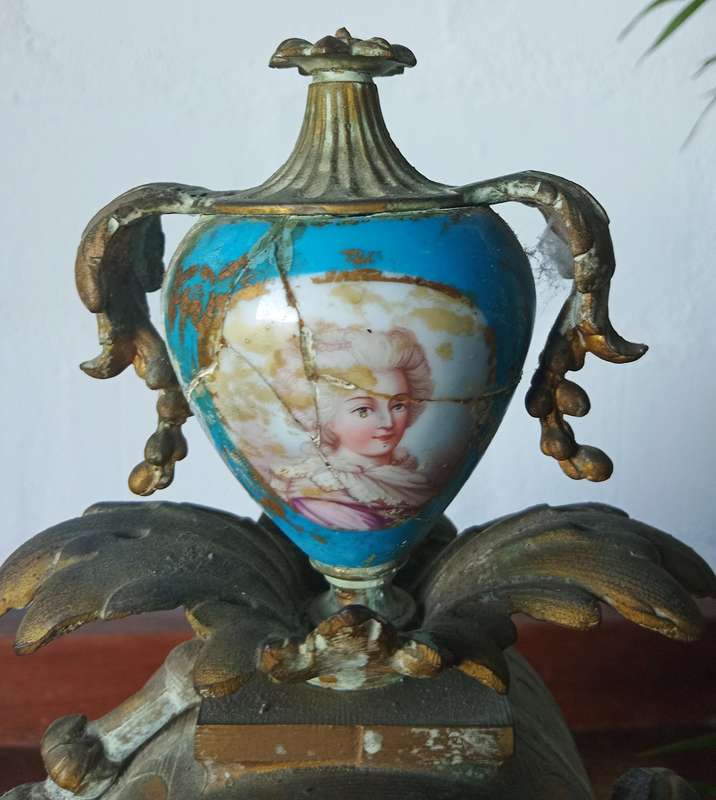 19th  CENTURY ANTIQUE FRENCH CLOCK,PORCELAIN AND BRASS *HIGHLY COLLECTABLE* *DAMAGED*