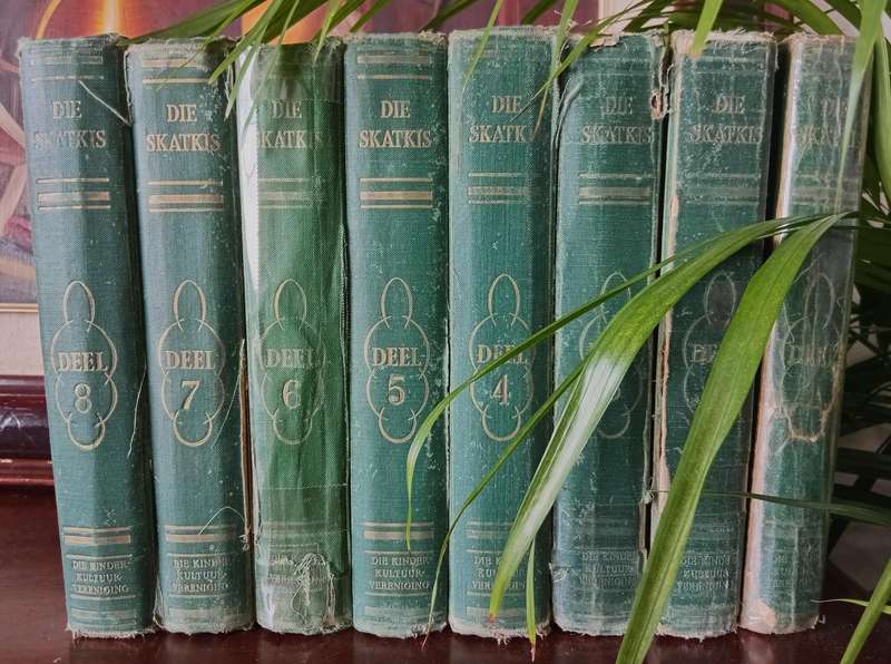 VINTAGE COLLECTION OF AFRIKAANS BOOKS ''DIE SKATKIS'' DEEL 1-8