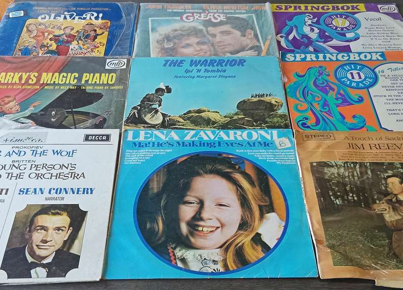 23 PIECE VINTAGE COLLECTION OF RECORDS *FAMOUS AND COLLECTABLE ARTISTS*