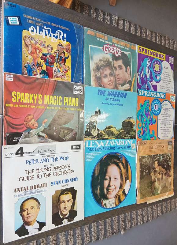 23 PIECE VINTAGE COLLECTION OF RECORDS *FAMOUS AND COLLECTABLE ARTISTS*
