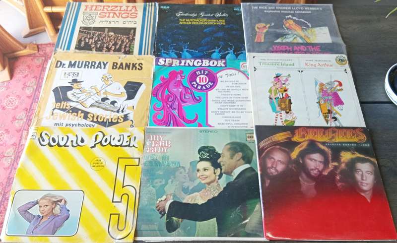23 PIECE VINTAGE COLLECTION OF RECORDS *FAMOUS AND COLLECTABLE ARTISTS*