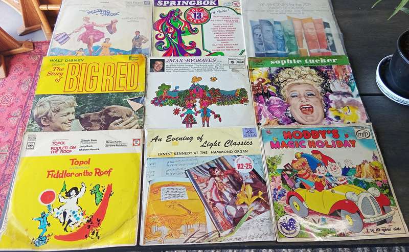 23 PIECE VINTAGE COLLECTION OF RECORDS *FAMOUS AND COLLECTABLE ARTISTS*