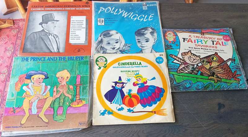 23 PIECE VINTAGE COLLECTION OF RECORDS *FAMOUS AND COLLECTABLE ARTISTS*
