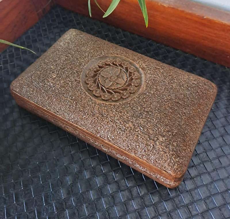 CHARMING HANDCARVED INDIAN JEWELLERY BOX*HIGHLY DETAILED,INTRICATELY HAND CARVED*