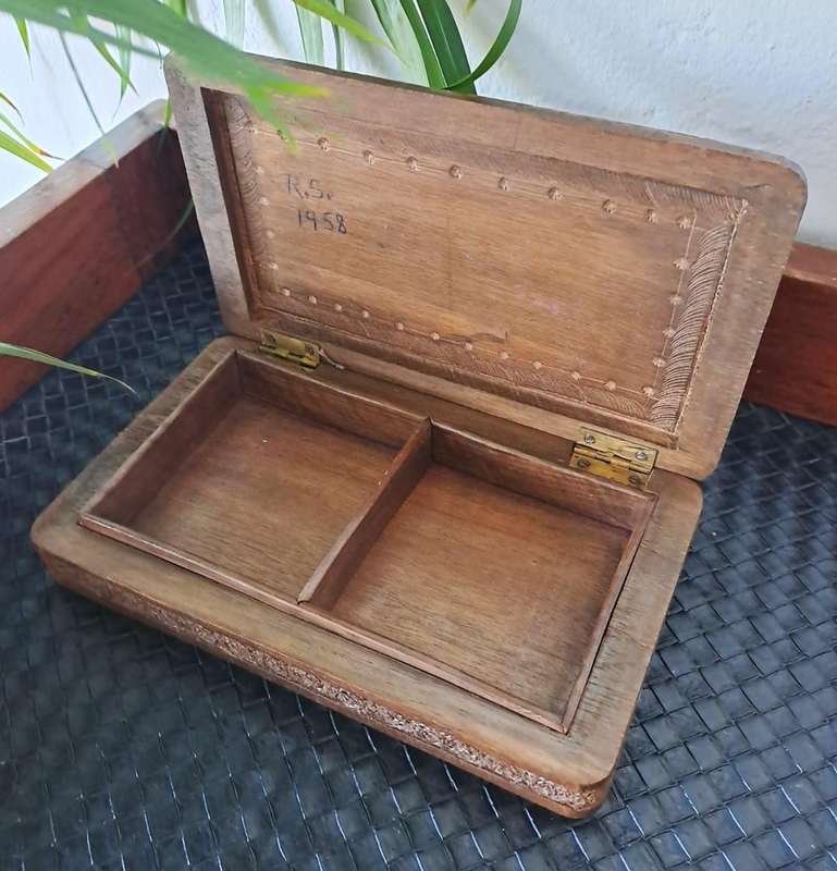 CHARMING HANDCARVED INDIAN JEWELLERY BOX*HIGHLY DETAILED,INTRICATELY HAND CARVED*