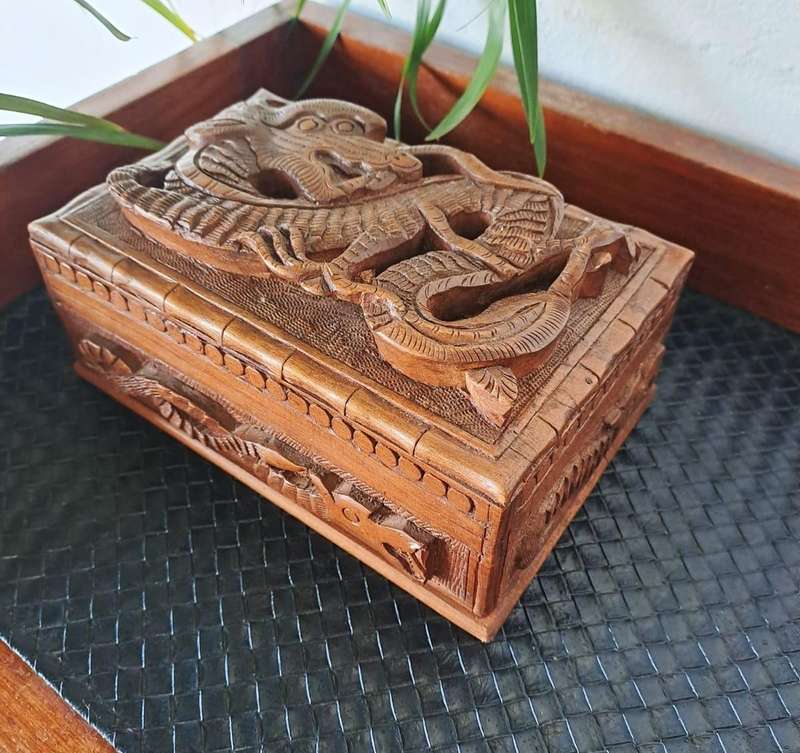 STUNNING WALNUT WOOD FULLY CARVED DRAGON DESIGN JEWELLERY BOX