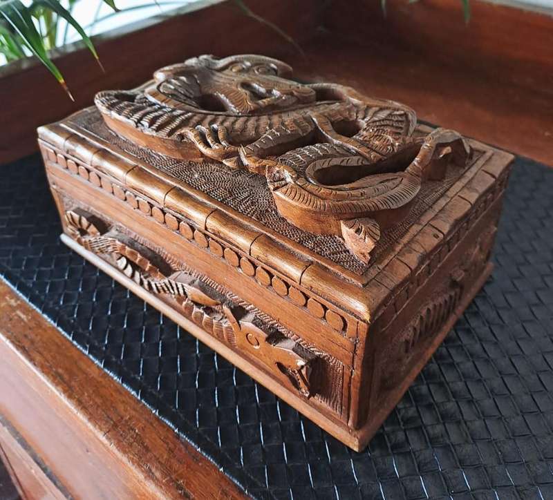STUNNING WALNUT WOOD FULLY CARVED DRAGON DESIGN JEWELLERY BOX