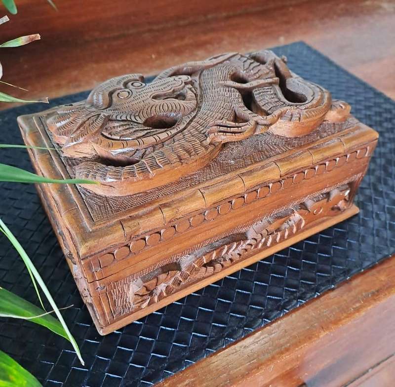 STUNNING WALNUT WOOD FULLY CARVED DRAGON DESIGN JEWELLERY BOX
