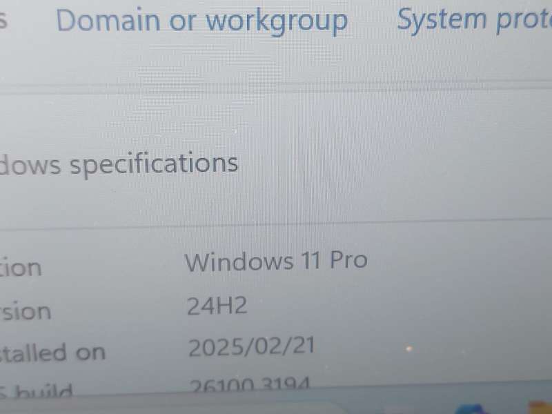 MSI Modern 14 B11MOU - Intel i5-1155G7 @ 2.50GHZ - Going for R 12000 new