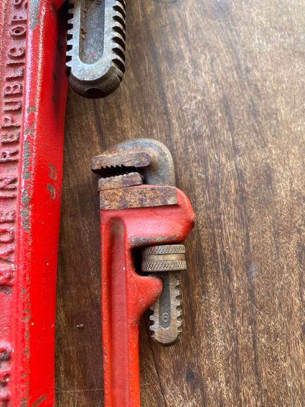 HEAVY DUTY PIPE WRENCHES