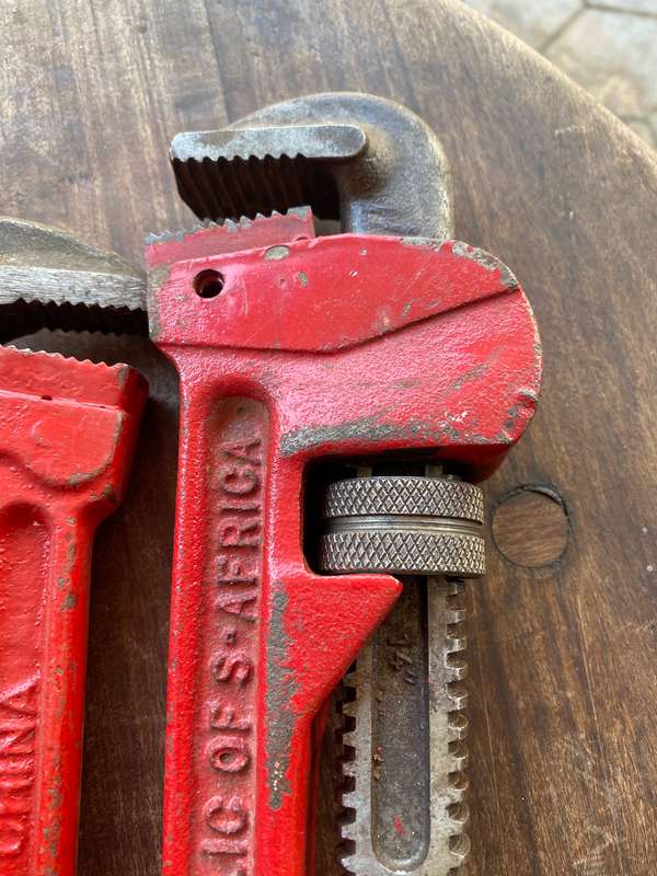 HEAVY DUTY PIPE WRENCHES