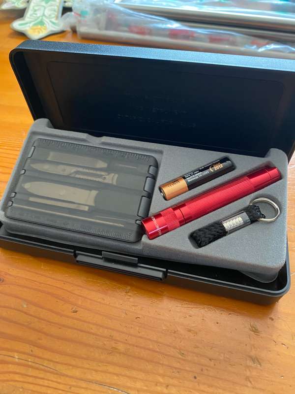 MAGLITE SET WITH GROOMING KIT