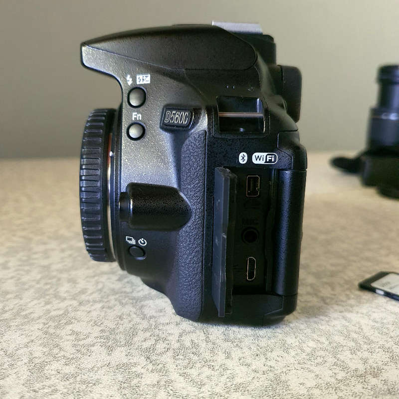 Nikon D5600 Full kit ( 3 lenses ) + Vanguard Bag