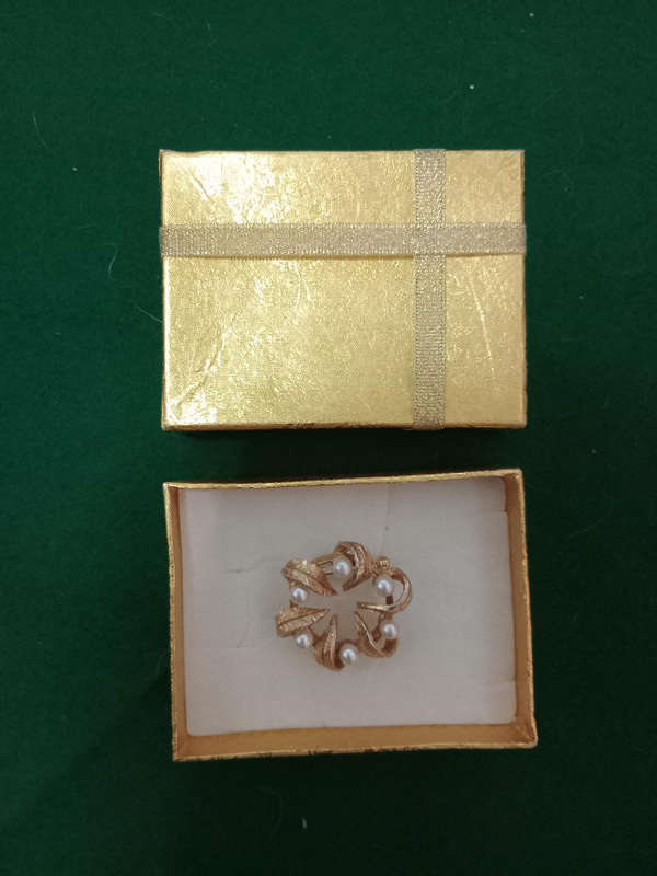 An antique 9ct gold leaf design and pearl brooch