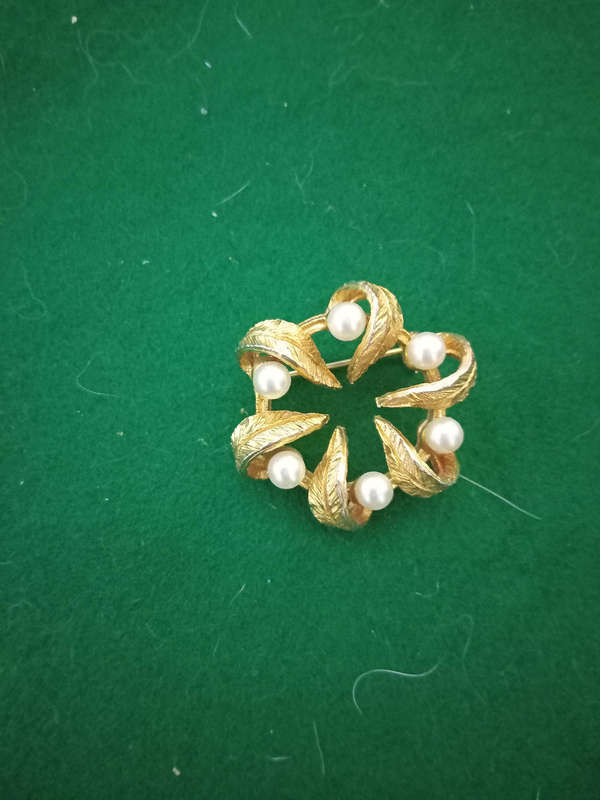 An antique 9ct gold leaf design and pearl brooch