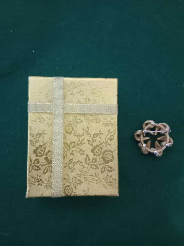 An antique 9ct gold leaf design and pearl brooch