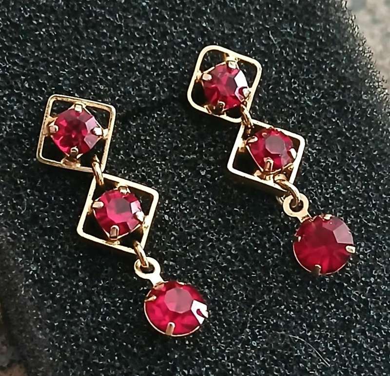 Elegant Vintage Gold-Tone & Ruby Red Crystal Drop Earrings - Pristine Condition