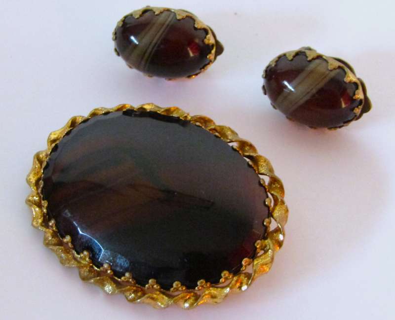 Vintage 1940s Gold Tone Bohemian Glass Oval Cabochon Brooch & Matching Clip-On Earrings Set