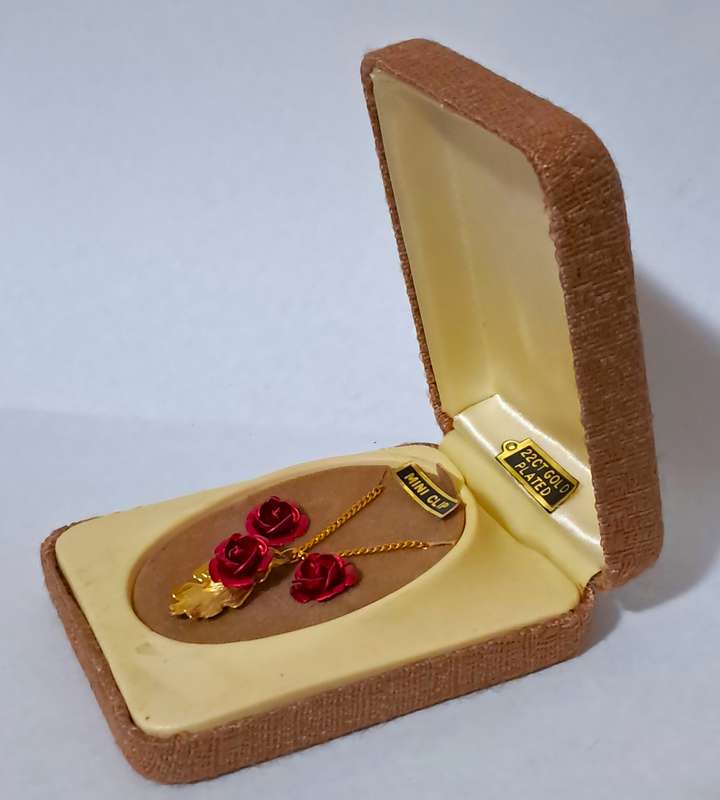 Vintage 22ct Gold Plated Red Rose Pendant Necklace & Matching Clip-On Earrings Set