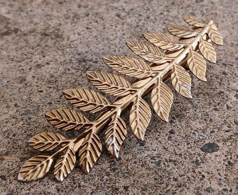 Elegant Gold-Tone Laurel Leaf Hair Clip - Classic Botanical Design