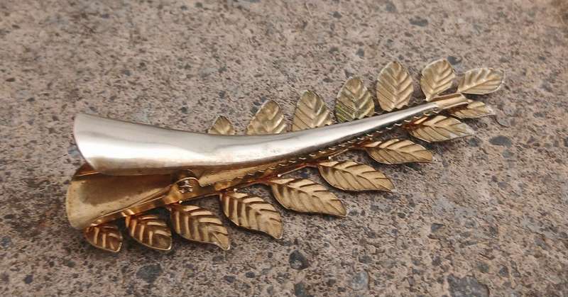 Elegant Gold-Tone Laurel Leaf Hair Clip - Classic Botanical Design