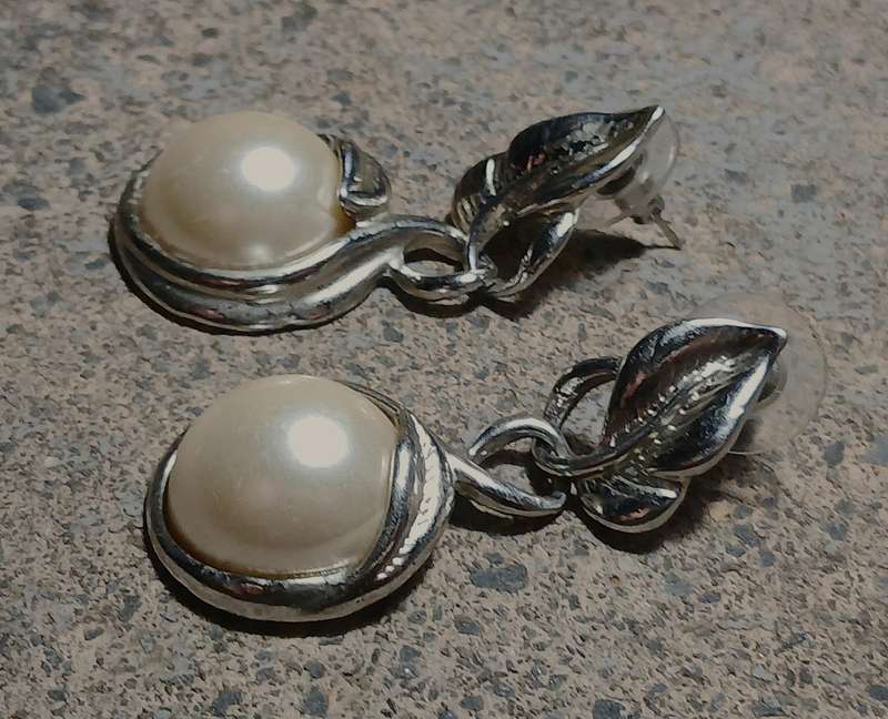 Elegant Vintage Silver-tone Leaf and Faux Pearl Drop Dangle Earrings
