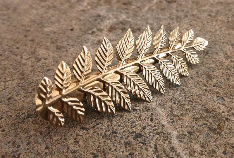 Elegant Gold-Tone Laurel Leaf Hair Clip - Classic Botanical Design