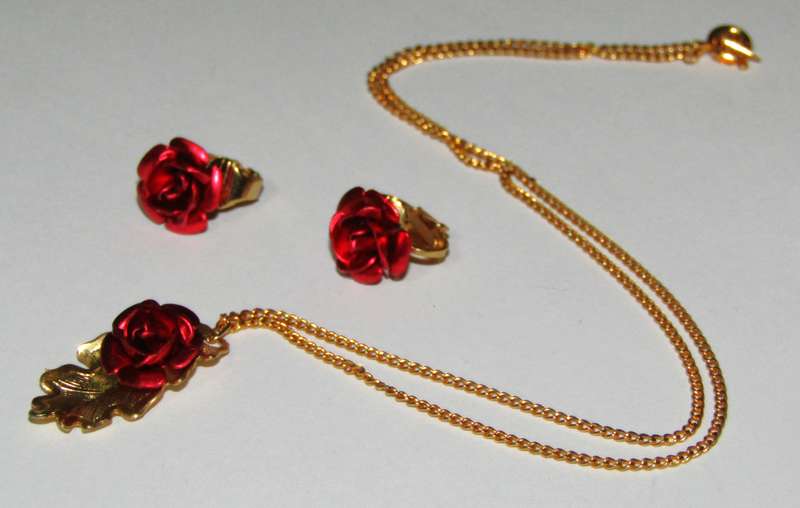 Vintage 22ct Gold Plated Red Rose Pendant Necklace & Matching Clip-On Earrings Set