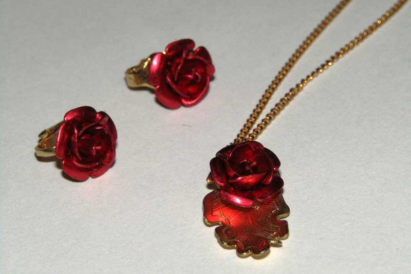 Vintage 22ct Gold Plated Red Rose Pendant Necklace & Matching Clip-On Earrings Set