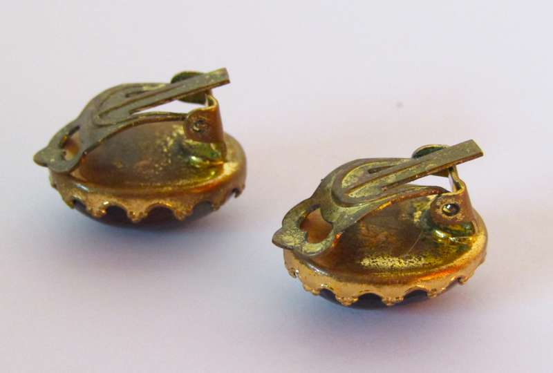 Vintage 1940s Gold Tone Bohemian Glass Oval Cabochon Brooch & Matching Clip-On Earrings Set