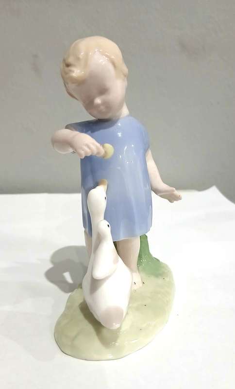 Exquisite Unmarked Figurine in the Style of Lladró - A Collector's Enigma