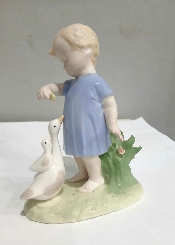 Exquisite Unmarked Figurine in the Style of Lladró - A Collector's Enigma