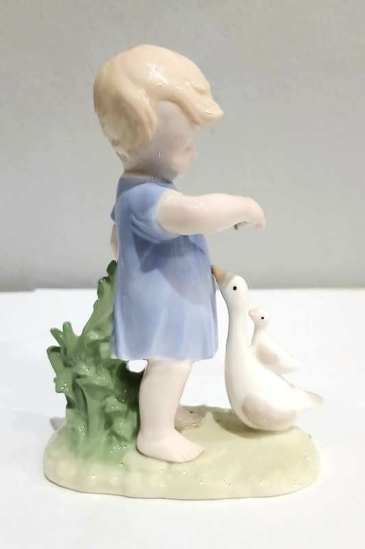 Exquisite Unmarked Figurine in the Style of Lladró - A Collector's Enigma