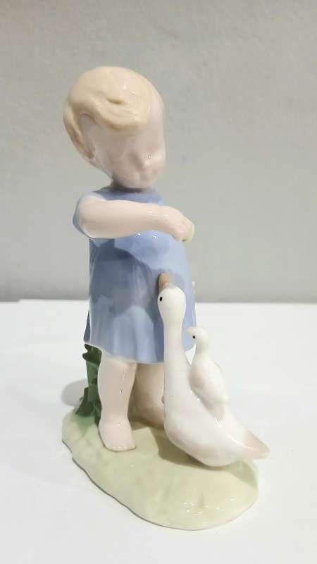 Exquisite Unmarked Figurine in the Style of Lladró - A Collector's Enigma
