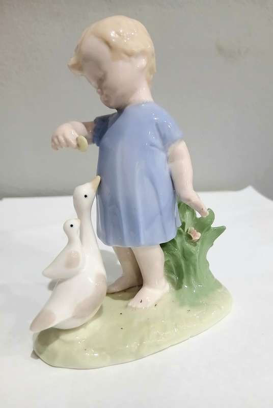 Exquisite Unmarked Figurine in the Style of Lladró - A Collector's Enigma