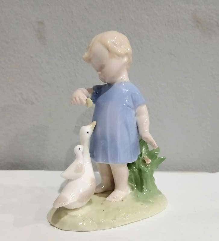 Exquisite Unmarked Figurine in the Style of Lladró - A Collector's Enigma