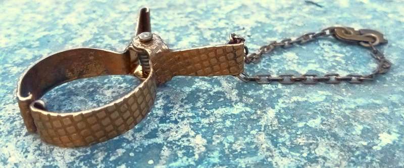 Charming Vintage 1950s Brass Glove Clip / Holder by Zenette