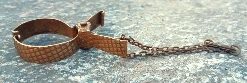 Charming Vintage 1950s Brass Glove Clip / Holder by Zenette
