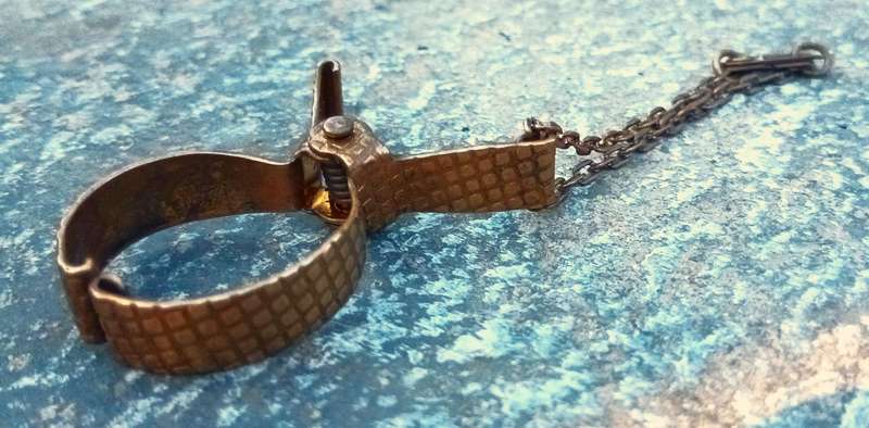 Charming Vintage 1950s Brass Glove Clip / Holder by Zenette