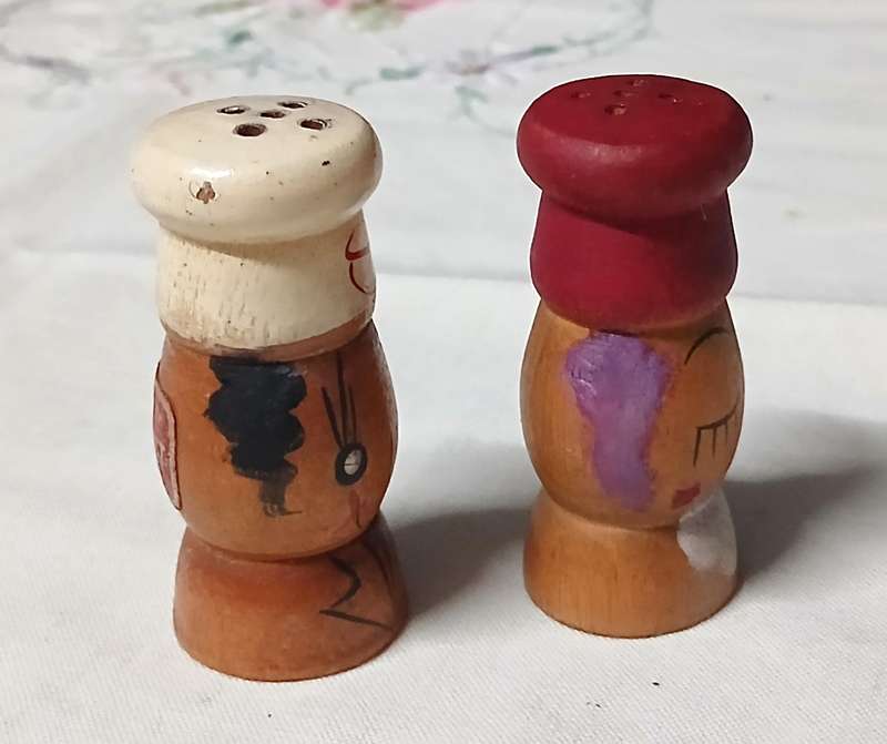 Charming Vintage Wooden Salt & Pepper Shakers - 1960s/70s Japanese Craft