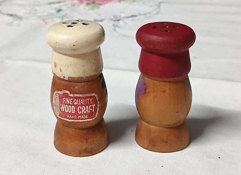 Charming Vintage Wooden Salt & Pepper Shakers - 1960s/70s Japanese Craft