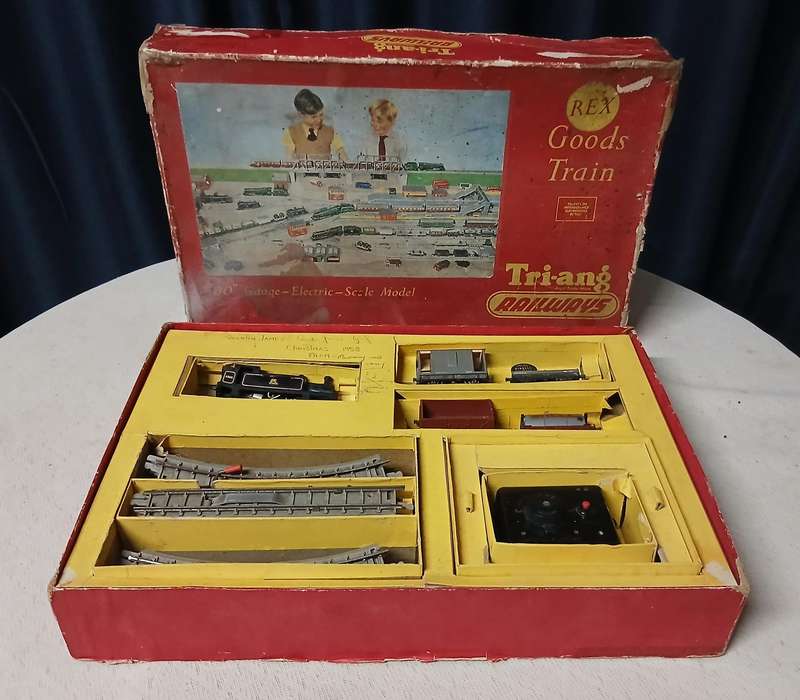 Vintage Tri-ang 'OO' Gauge Electric Goods Train Set - In original box