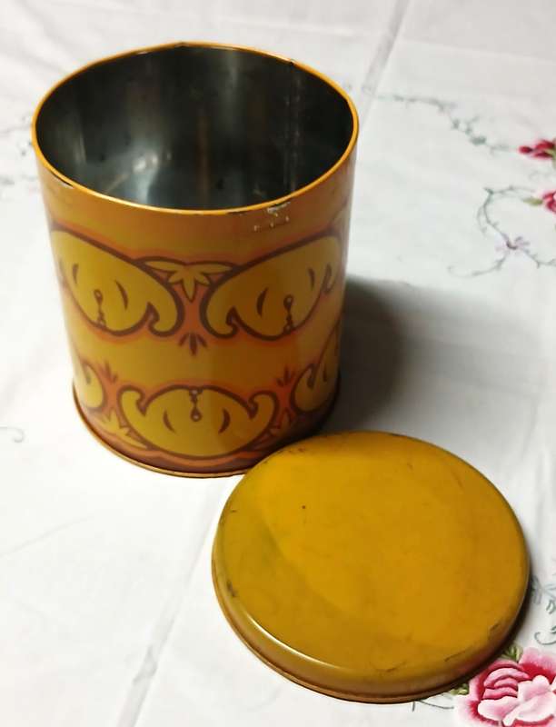 Playful Retro Yellow Tin - Vintage Dog Face Design & Mid-Century Charm
