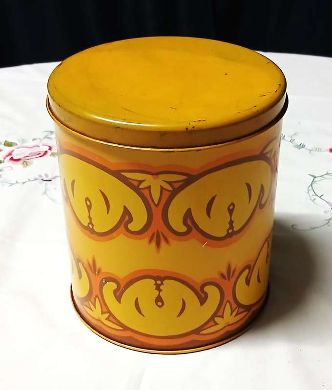 Playful Retro Yellow Tin - Vintage Dog Face Design & Mid-Century Charm