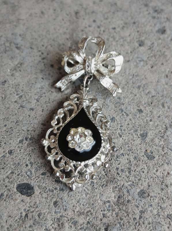 Elegant Vintage Victorian-Style Brooch Pin with Black Enamel & Rhinestones (c. 1950s/60s)