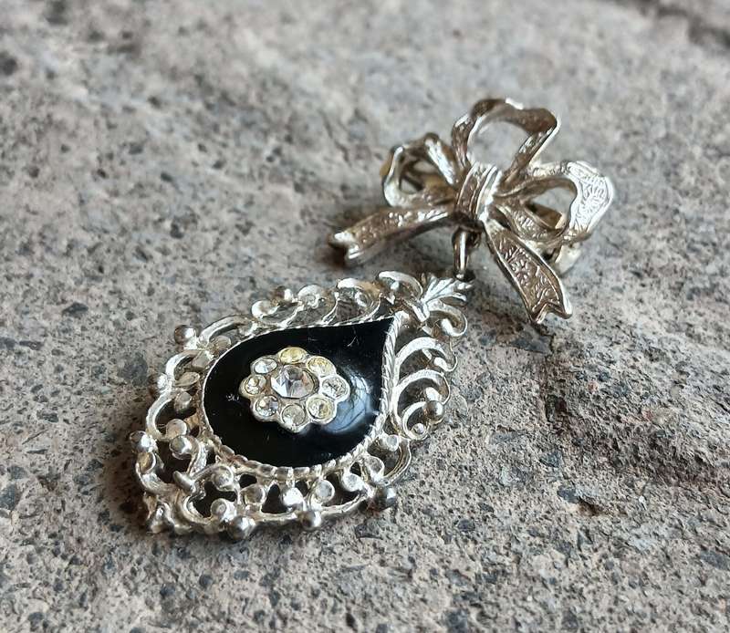 Elegant Vintage Victorian-Style Brooch Pin with Black Enamel & Rhinestones (c. 1950s/60s)