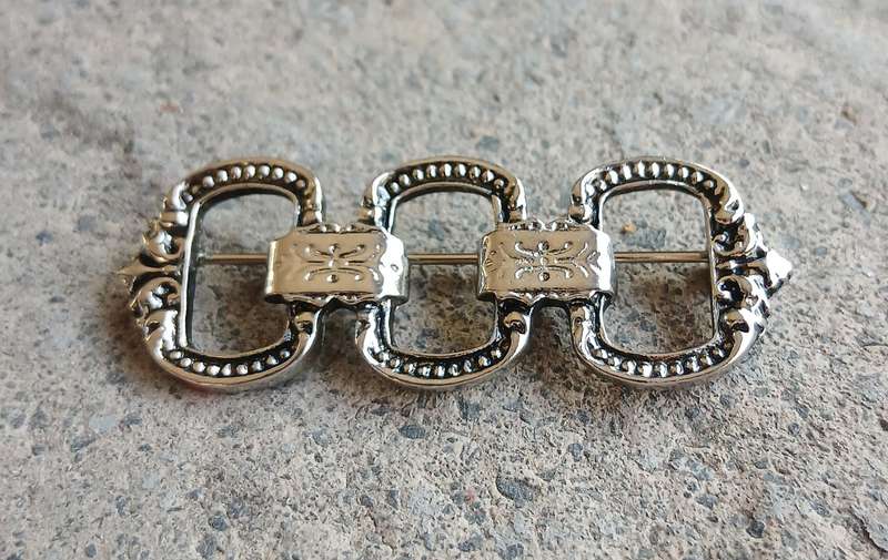 Unique Vintage Silver-Tone Interlocking Link Accessory Pin / Brooch for Hat or Bag