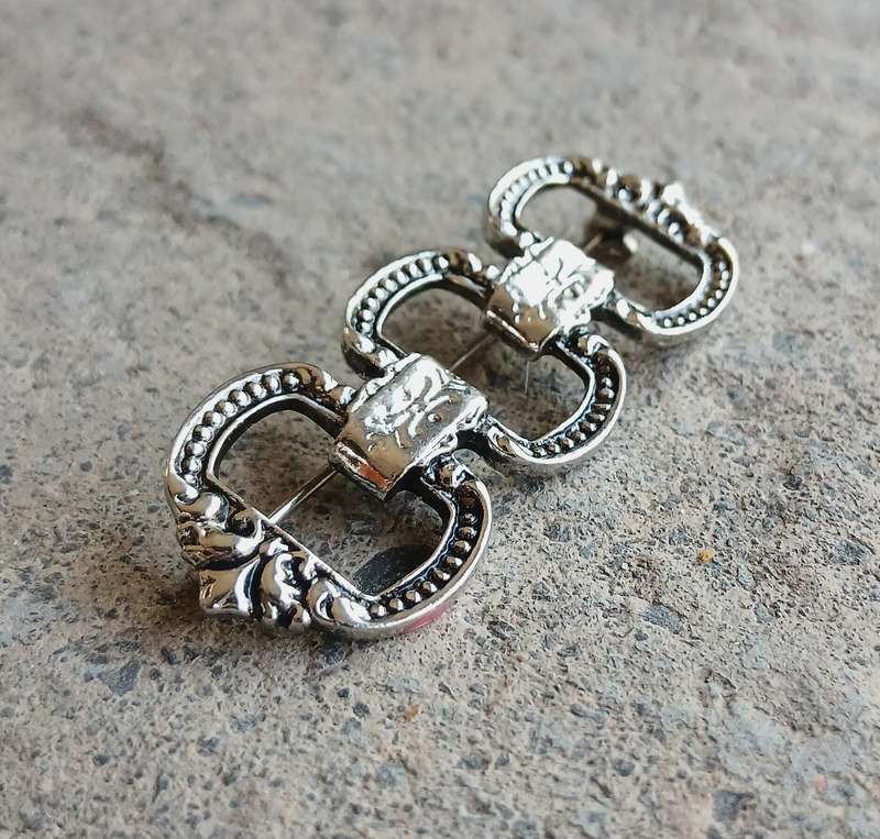 Unique Vintage Silver-Tone Interlocking Link Accessory Pin / Brooch for Hat or Bag