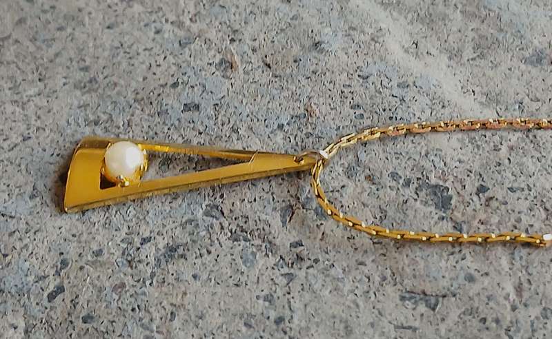 Delicate Vintage Gold-Tone Triangle Pendant Necklace with Faux Pearl